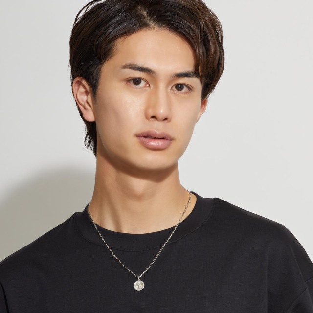 ブランド ララクリスティー ジュエリーを着用する男性