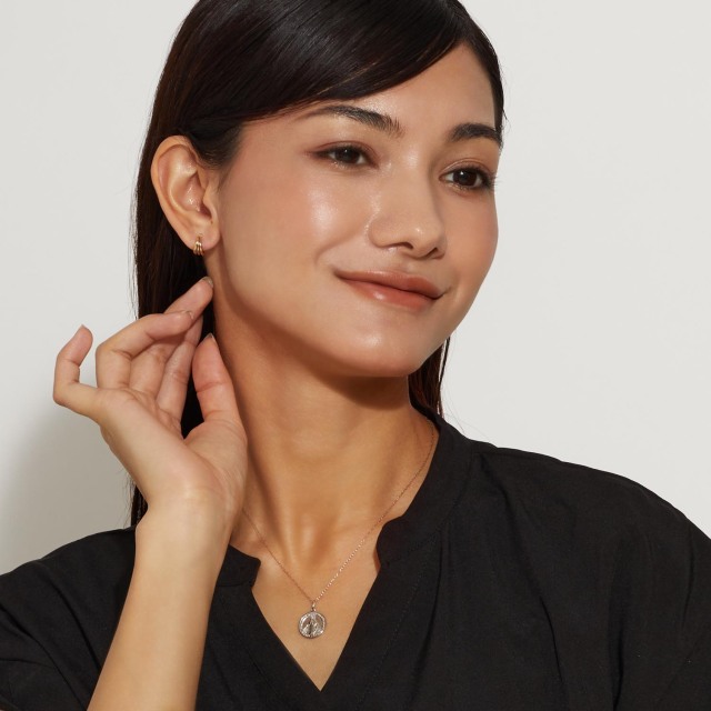 ブランド ララクリスティー ジュエリーを着用する女性