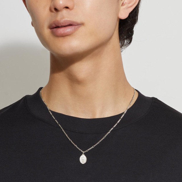 ブランド ララクリスティー ジュエリーを着用する男性