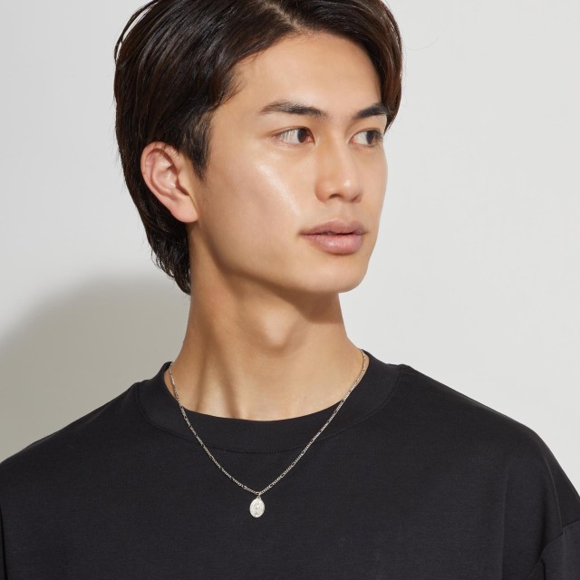 ブランド ララクリスティー ジュエリーを着用する男性