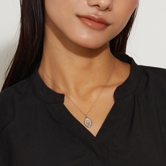 ブランド ララクリスティー ジュエリーを着用する女性