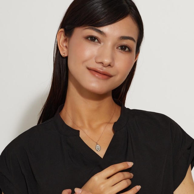 ブランド ララクリスティー ジュエリーを着用する女性