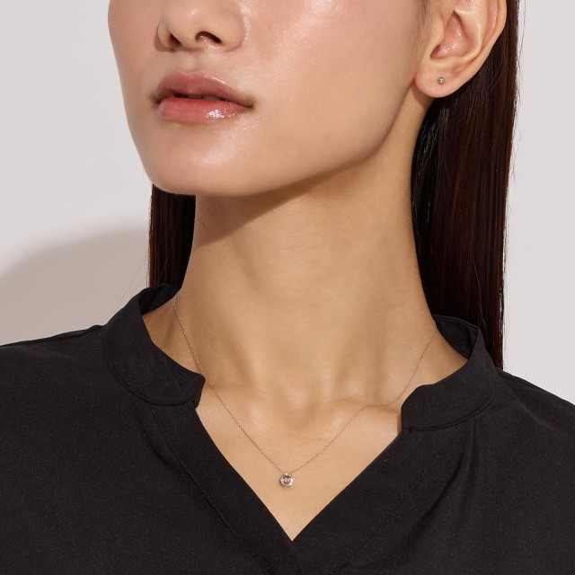 ブランド ララクリスティー ジュエリーを着用する女性