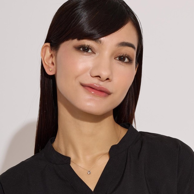 ブランド ララクリスティー ジュエリーを着用する女性