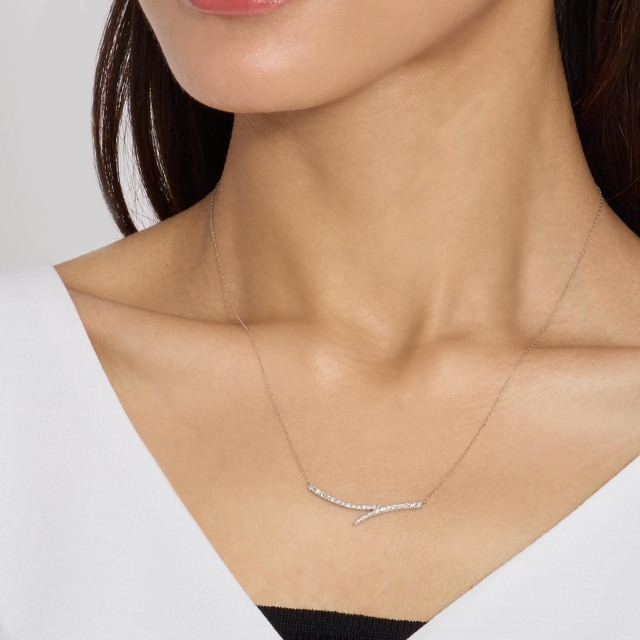 ブランド ララクリスティー ジュエリーを着用する女性