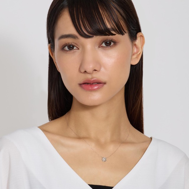 ブランド ララクリスティー ジュエリーを着用する女性