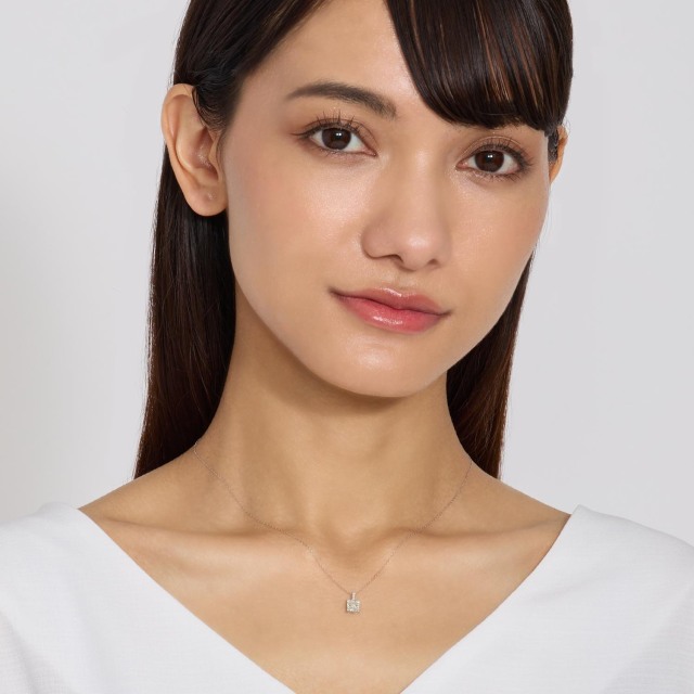 ブランド ララクリスティー ジュエリーを着用する女性