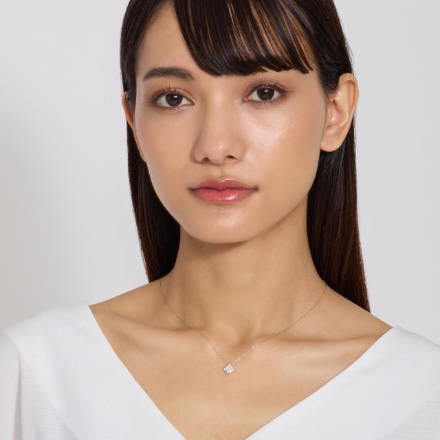 ブランド ララクリスティー ジュエリーを着用する女性