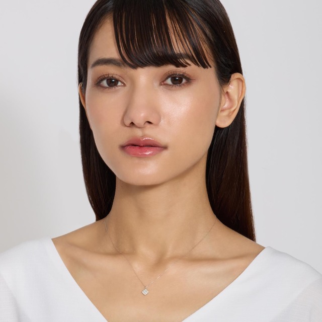 ブランド ララクリスティー ジュエリーを着用する女性