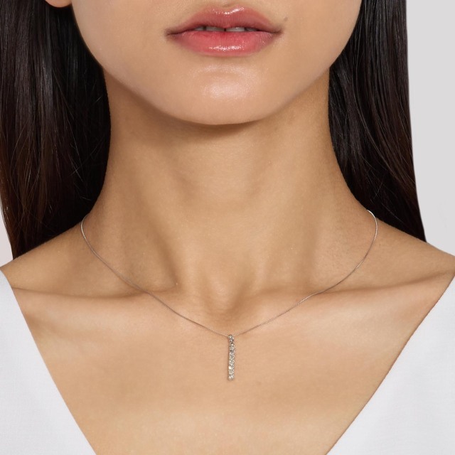 ブランド ララクリスティー ジュエリーを着用する女性