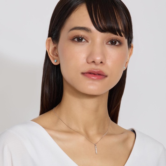 ブランド ララクリスティー ジュエリーを着用する女性