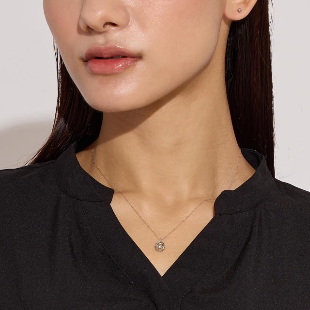 ブランド ララクリスティー ジュエリーを着用する女性