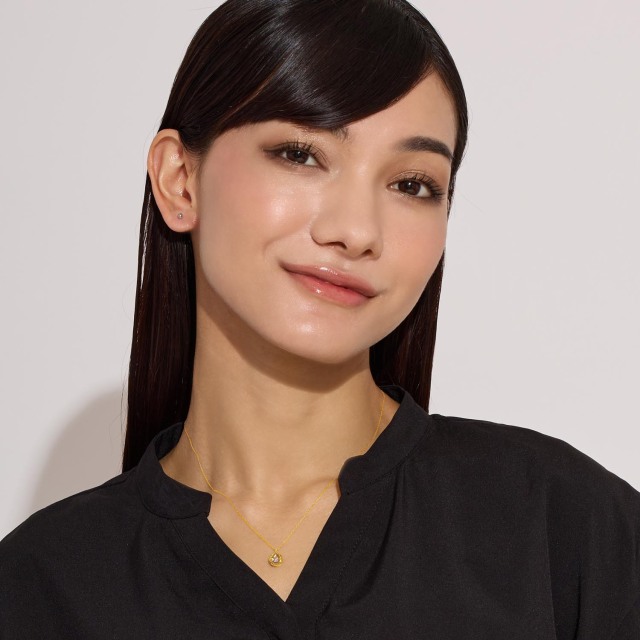 ブランド ララクリスティー ジュエリーを着用する女性