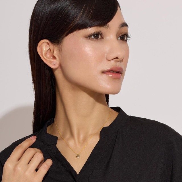 ブランド ララクリスティー ジュエリーを着用する女性