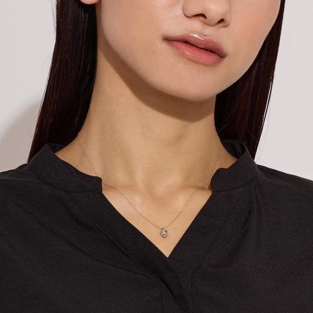 ブランド ララクリスティー ジュエリーを着用する女性