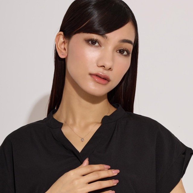 ブランド ララクリスティー ジュエリーを着用する女性