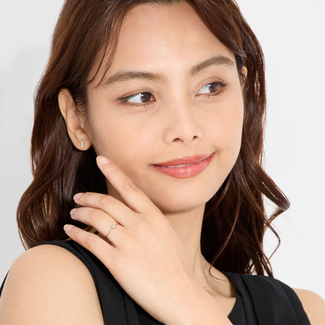 ブランド ララクリスティー ジュエリーを着用する女性
