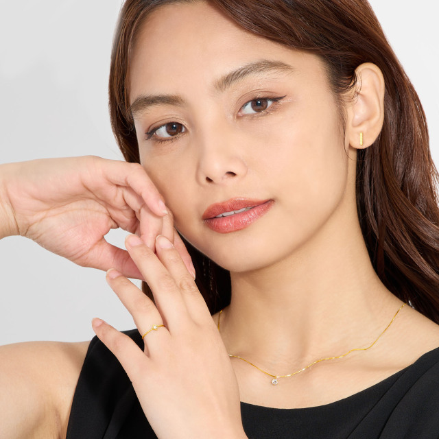 ブランド ララクリスティー ジュエリーを着用する女性