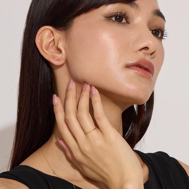 ブランド ララクリスティー ジュエリーを着用する女性