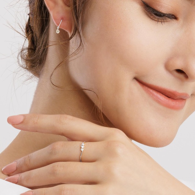 ブランド ララクリスティー ジュエリーを着用する女性