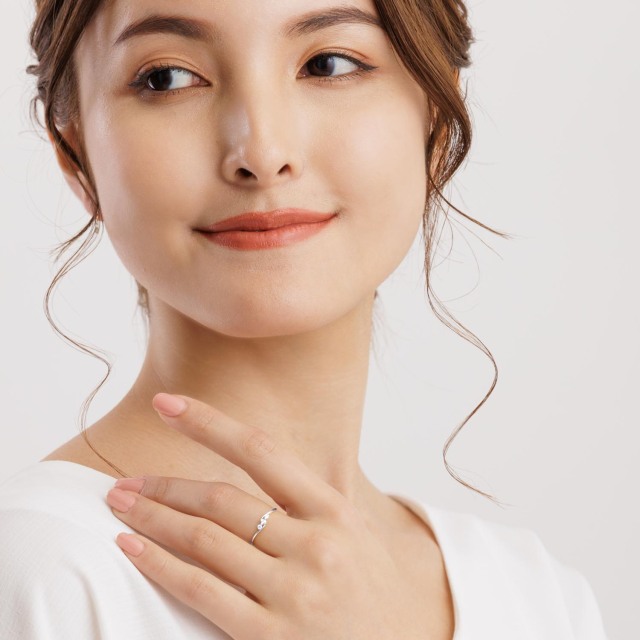 ブランド ララクリスティー ジュエリーを着用する女性