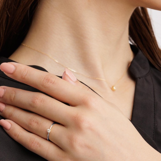 ブランド ララクリスティー ジュエリーを着用する女性