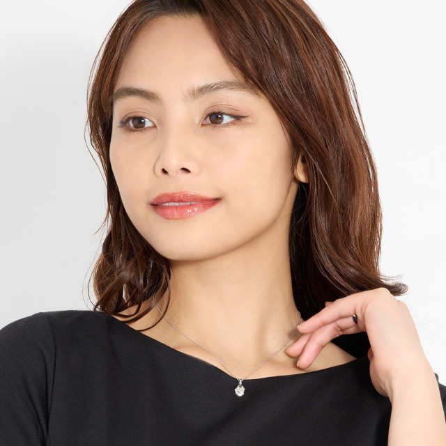 ブランド ララクリスティー ジュエリーを着用する女性