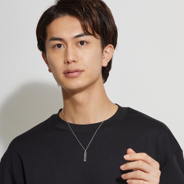 ブランド ララクリスティー ジュエリーを着用する男性