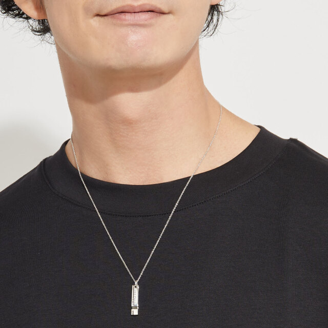 ブランド ララクリスティー ジュエリーを着用する男性