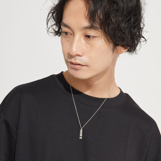 ブランド ララクリスティー ジュエリーを着用する男性