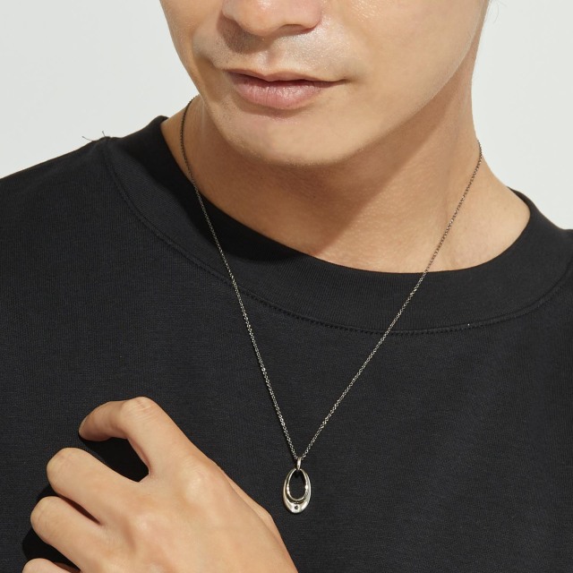 ブランド ララクリスティー ジュエリーを着用する男性