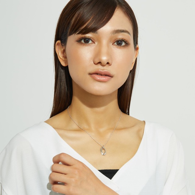 ブランド ララクリスティー ジュエリーを着用する女性