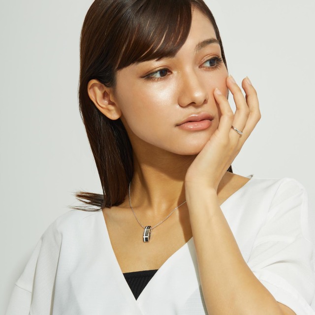 ブランド ララクリスティー ジュエリーを着用する女性