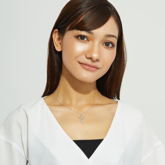 ブランド ララクリスティー ジュエリーを着用する女性