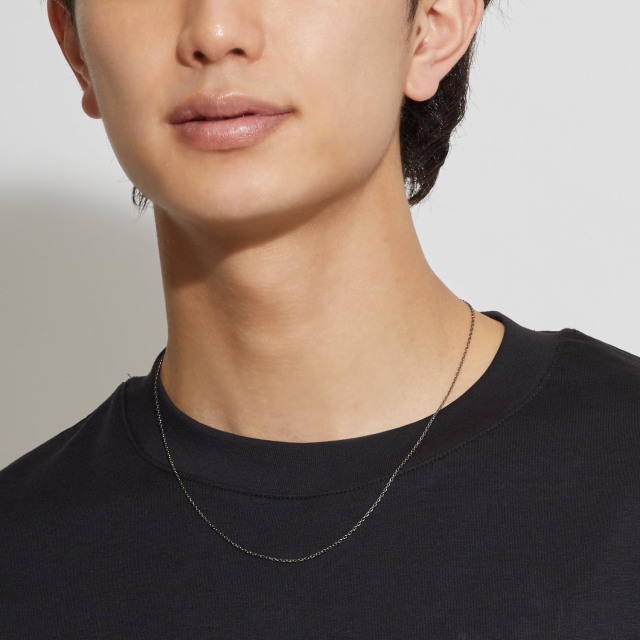 ブランド ララクリスティー ジュエリーを着用する男性