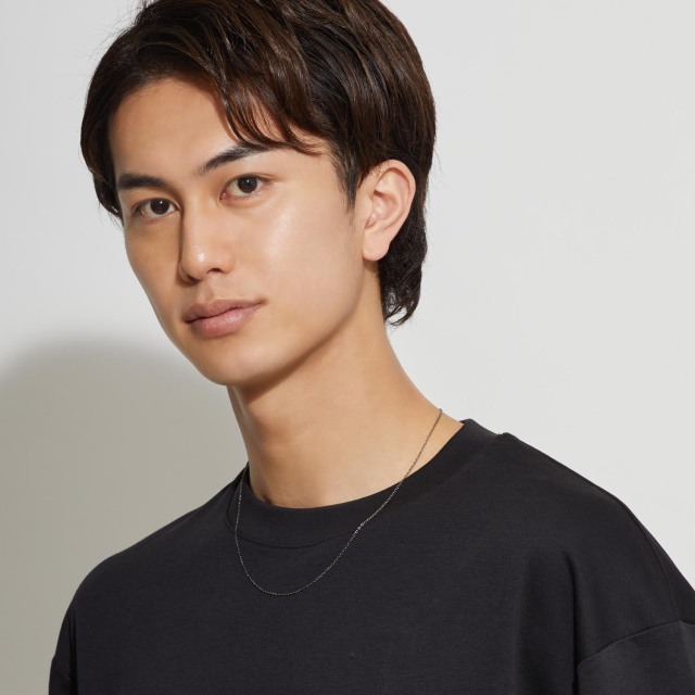 ブランド ララクリスティー ジュエリーを着用する男性