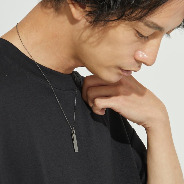 ブランド ララクリスティー ジュエリーを着用する男性