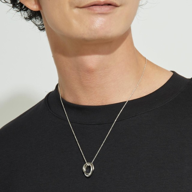 ブランド ララクリスティー ジュエリーを着用する男性