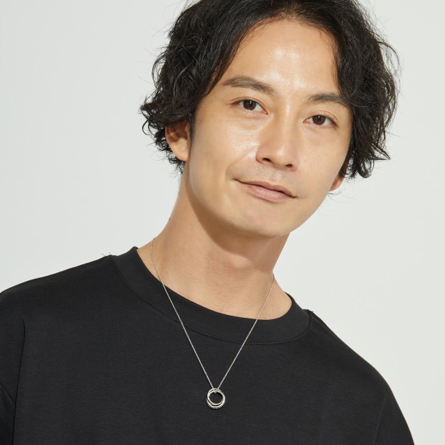 ブランド ララクリスティー ジュエリーを着用する男性