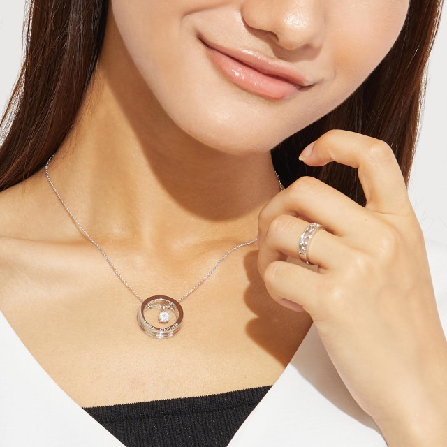 ブランド ララクリスティー ジュエリーを着用する女性