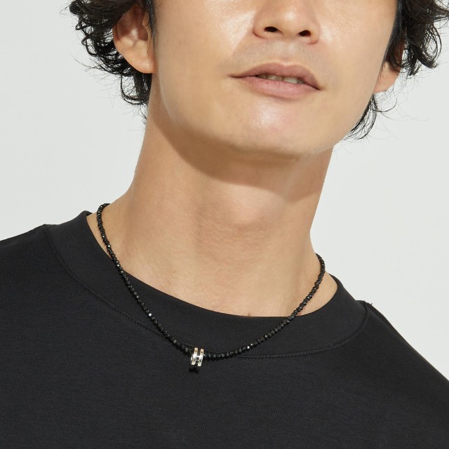 ブランド ララクリスティー ジュエリーを着用する男性