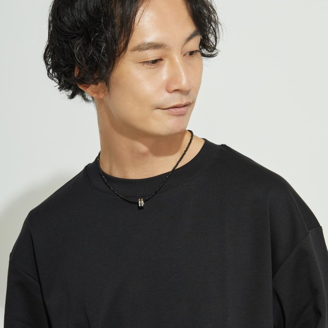 ブランド ララクリスティー ジュエリーを着用する男性