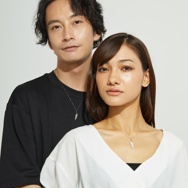 ブランド ララクリスティー ジュエリーを着用する男女