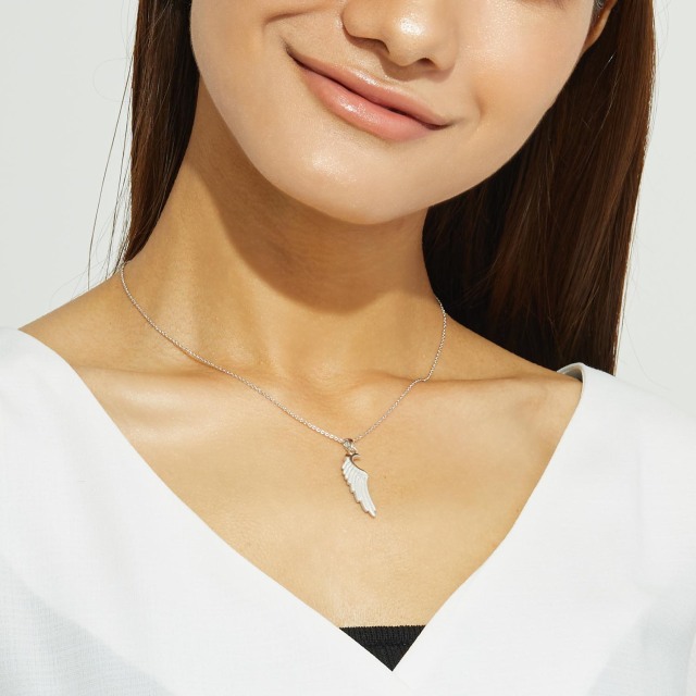 ブランド ララクリスティー ジュエリーを着用する女性