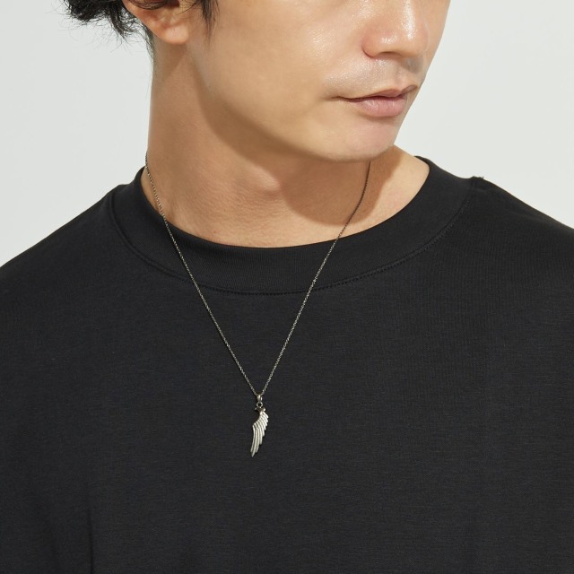 ブランド ララクリスティー ジュエリーを着用する男性