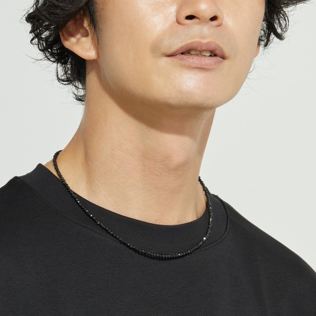 ブランド ララクリスティー ジュエリーを着用する女性