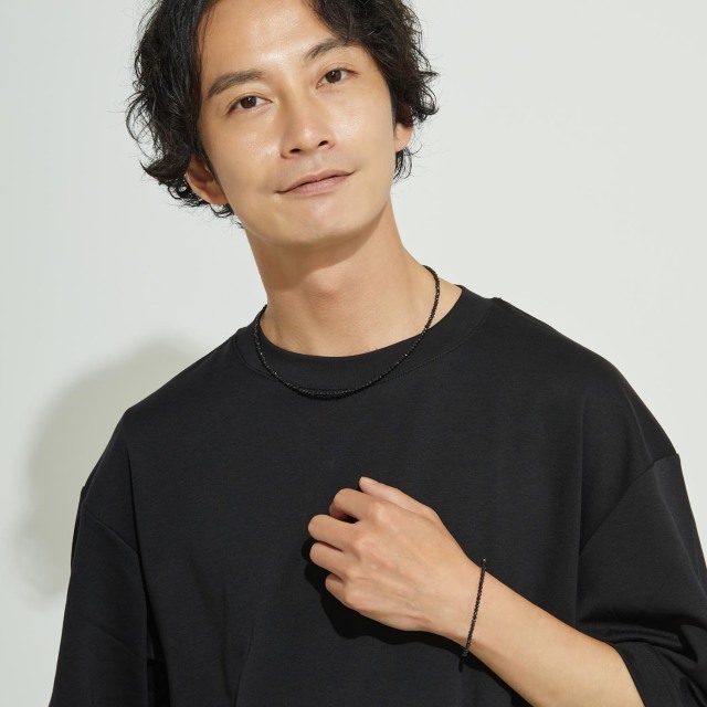 ブランド ララクリスティー ジュエリーを着用する女性