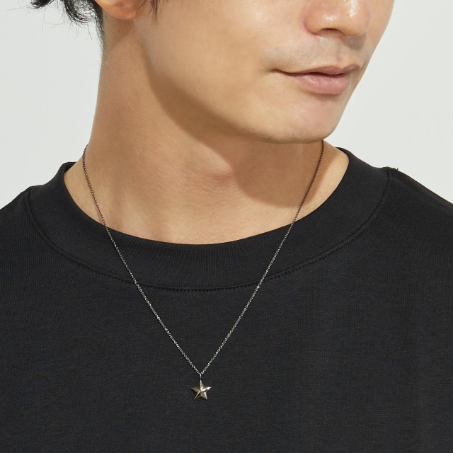 ブランド ララクリスティー ジュエリーを着用する男性