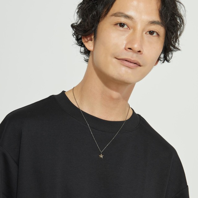 ブランド ララクリスティー ジュエリーを着用する男性