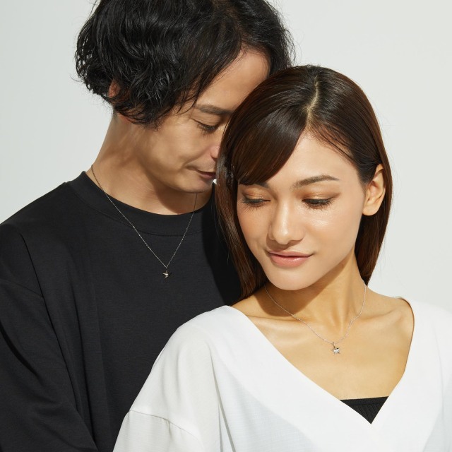 ブランド ララクリスティー ジュエリーを着用する男女